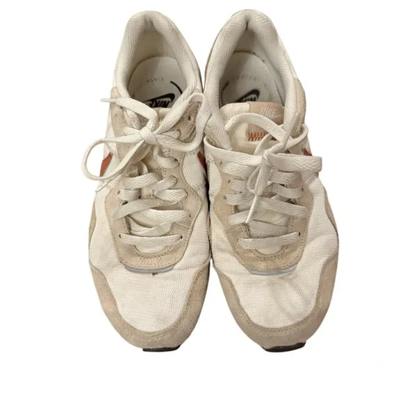 Nike Venture Runner Retro Sneakers Women Size 8 Cream Orange athletic casual - Picture 4 of 9